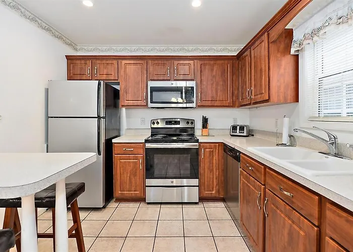 Just Steps To The Boardwalk From 3 Bedroom Townhome! Holiday home Ocean City