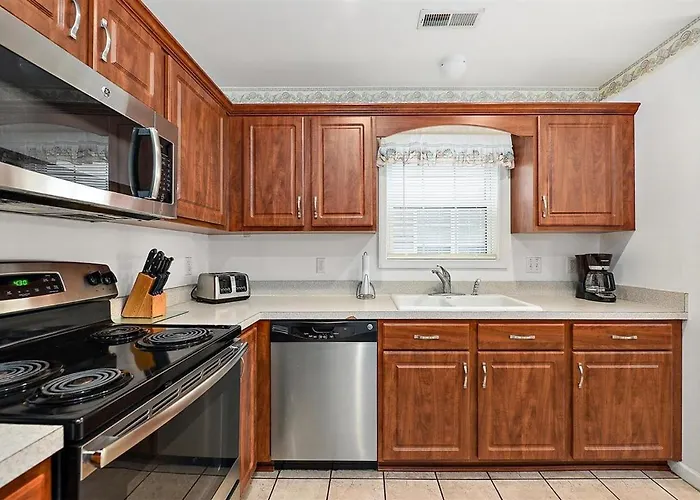 Just Steps To The Boardwalk From 3 Bedroom Townhome! *
