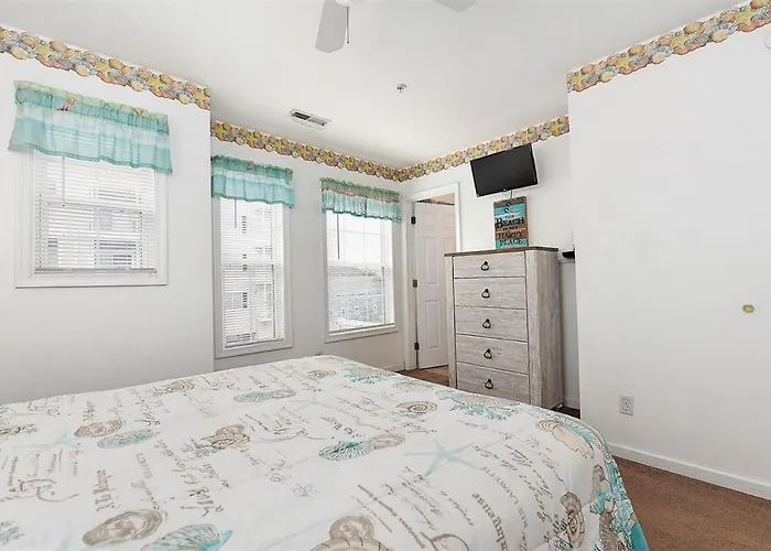 Just Steps To The Boardwalk From 3 Bedroom Townhome! *
