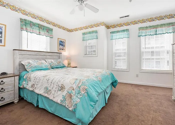 Just Steps To The Boardwalk From 3 Bedroom Townhome! *