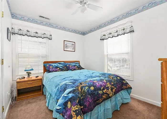 Just Steps To The Boardwalk From 3 Bedroom Townhome!