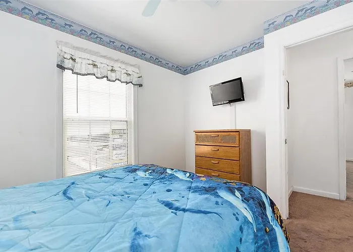 Just Steps To The Boardwalk From 3 Bedroom Townhome! *