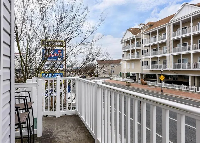 Just Steps To The Boardwalk From 3 Bedroom Townhome! *