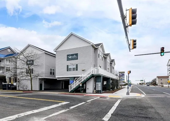Just Steps To The Boardwalk From 3 Bedroom Townhome!